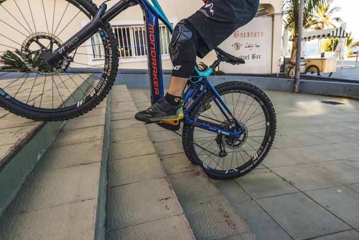   Vorsicht: Ist man zu schnell, dann knallt das Hinterrad gegen die Stufe. Ein Plattfuß ist vorprogrammiert.