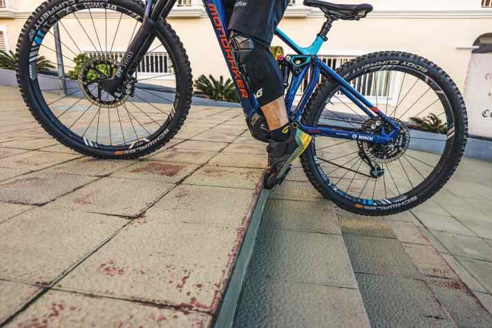   Auch schlecht: das Hängenbleiben mit der Schuhspitze – falsches Pedal-Management.