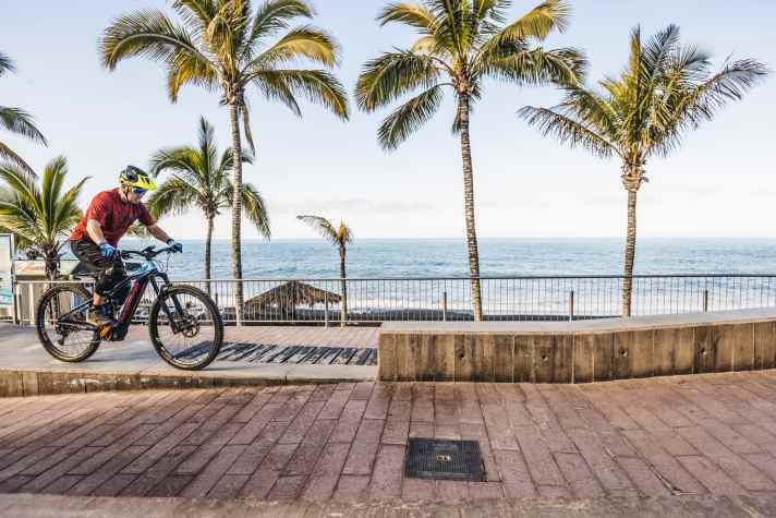   1. Je höher die Stufe, desto wichtiger ist das Pedal-Management. Wie bei der Treppe wählt man einen Gang, mit dem man mit einer halben Kurbelumdrehung eine Radlänge zurücklegt. Eine Radlänge vor der Stufe ist der falsche Fuß vorne auf Zwei-Uhr-Stellung. Arme und Beine sind gebeugt, und man steht zentral über dem Bike.