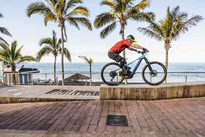   5. Im Idealfall setzt das Hinterrad ein gutes Stück hinter der Stufenkante auf. Jetzt nimmt man wieder die Grundposition ein und kann weiterpedalieren.