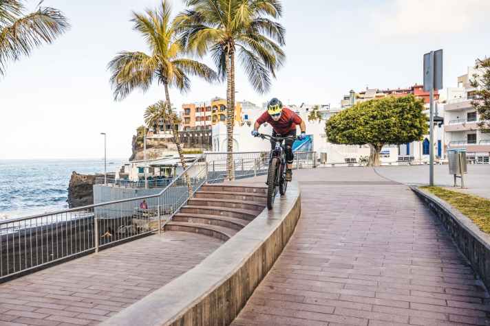   1. Man fährt wie eine Katze in Lauerstellung an – geduckt über dem Lenker, Arme und Beine sind gebeugt. Ich benutze für diesen Move immer den Bosch-eMTB-Modus.