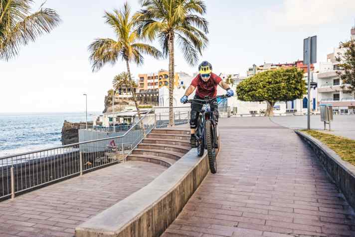   3. Jetzt gilt es, konsequent die eigentliche Drop-Bewegung auszuführen. Aus der Position vorne/unten streckt man sich in Schräglage explosiv nach hinten/oben. Das Bike ist jetzt in der Luft.