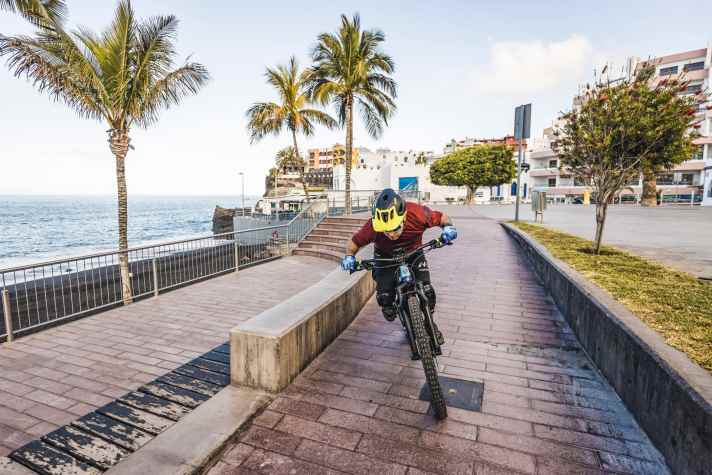   5. Im Idealfall landet man mit beiden Rädern gleichzeitig. Je nach Fallhöhe federt man die Landung durch Beugen der Arme und Beine ab.