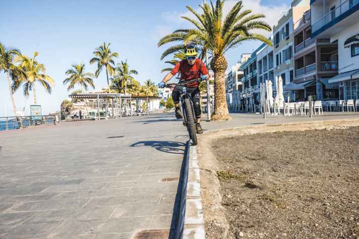   Das Gleichgewicht kann man an jedem Bordstein schulen. Für die Blickrichtung gilt wieder: Min­destens zwei Bike-Längen nach vorne schauen.