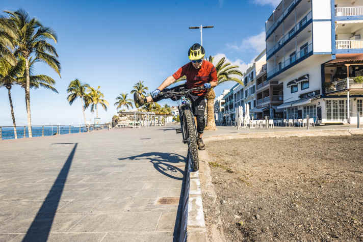   Zusätzlich kann man ein Bein als Gegengewicht ausstellen.