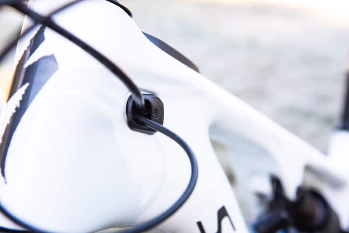   Eine integrierte Kabelführung durch den Rahmen ist an modernen Bikes Standard. Leider bewegten sich die Züge unseres Testbikes beim Einfedern des Hinterbaus knarzend in ihren Führungen. Das war beim Setup des Bikes auffällig und nervig, auf dem Trail aber nicht zu hören. Im Gelände ist das Bike angenehm leise.