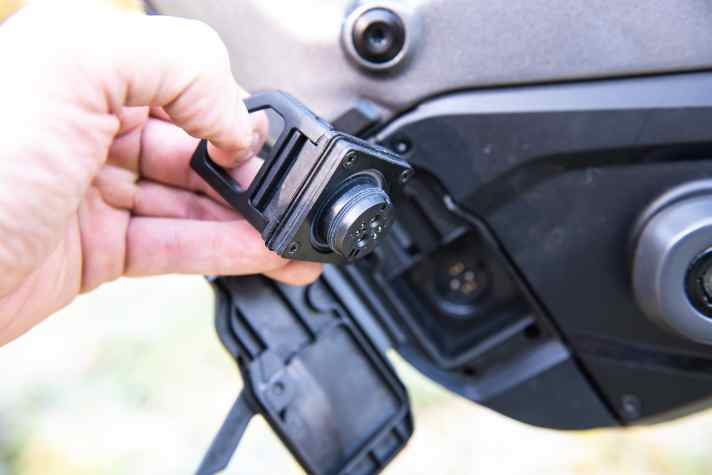   Gänzlich neu und deutlich optimiert: Der Verbindungsstecker von Akku und Motor. Fest verriegelt, gut gedichtet und trotzdem leicht zu handeln.