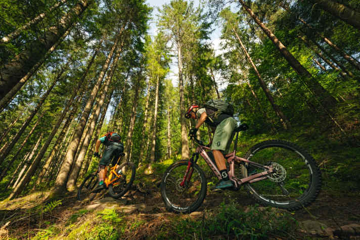   Rauf auf Schotter oder Asphalt, runter auf Trails: Die Steile-Hänge-Tour führt über teils etwas ruppige, anspruchsvolle Pfade. Unterwegs lassen sich die Energiespeicher von Bike und Biker gepflegt wieder auffüllen.