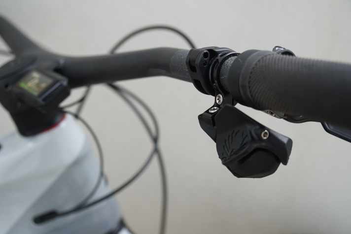 Die Akkulaufzeit für die GX AXS gibt Sram mit mindestens 20 Stunden Fahrzeit für das Schaltwerk an. Die im Controller verbaute Knopfzelle soll über zwei Jahre lang halten.