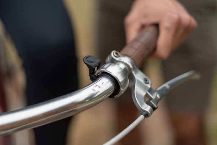 Der schmale Klangkörper ist aus CNC-gefrästem Aluminium gefertigt. Die Klemmschelle besteht aus nylonverstärktem Kunststoff. Für alle, die es dezent mögen: die Oi Classic fällt in ihrem schlanken und subtilen Look auf, ohne aufdringlich zu wirken.