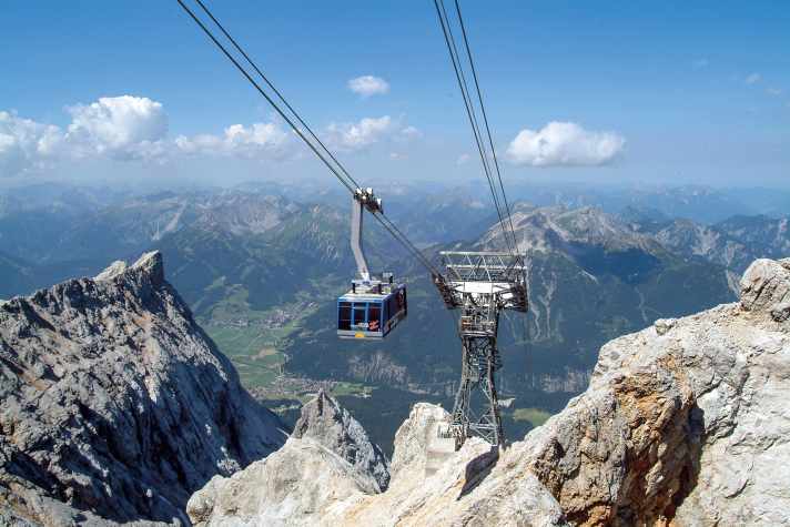   Der höchste Gipfel Deutschlands ist auch von Süden aus einen Ausflug wert. Von Ehrwald aus dauert die Fahrt mit der Tiroler Zugspitzbahn nur zehn Minuten.