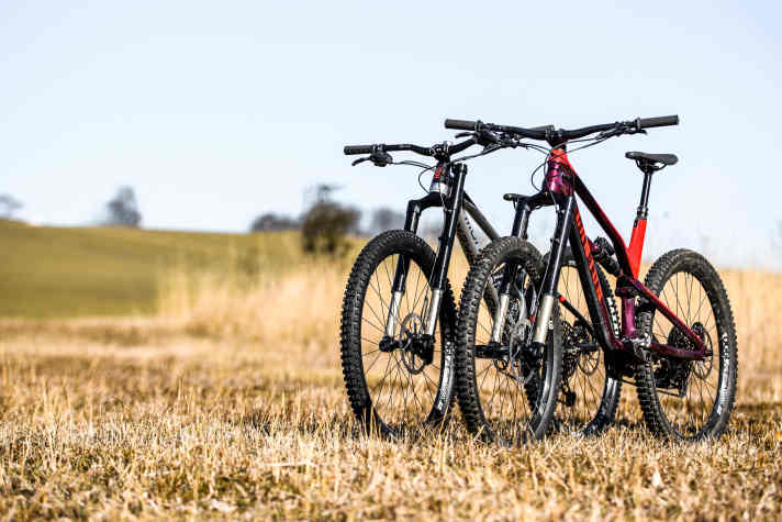   Aufgrund der Doppelbrücken-Konstruktion passte die Bandit nicht in unsere üblichen Zubehör-Testbikes von Canyon oder Rocky Mountain. Ein Mondraker Superfoxy musste herhalten, da dieses Bike dank des kurzen Steuerrohrs gut mit der Bandit harmoniert. Die Unterschiede in Geometrie und Federweg zwischen den beiden Testbikes überwogen so die eher geringen Unterschiede zwischen den beiden Gabeln.