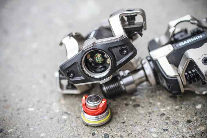   Ein einfacher Batteriewechsel zeichnet die XC 200 Powermeter-Pedale von Garmin aus.