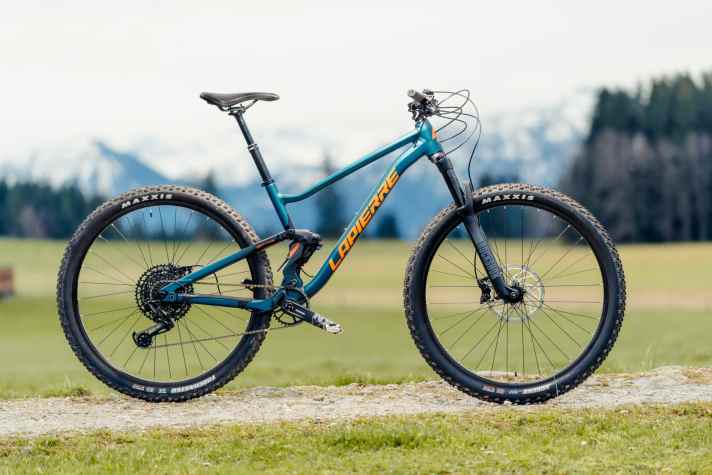 Die Hinterbau-Federung an Mountainbikes erhöht nicht nur den Fahrkomfort, sondern sorgt auch für mehr Grip und Spaß im Downhill.