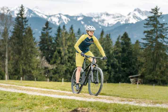 Mit sportlichen Hardtails ab 1200 Euro kann man sich auch auf längere Touren im Gebirge wagen.