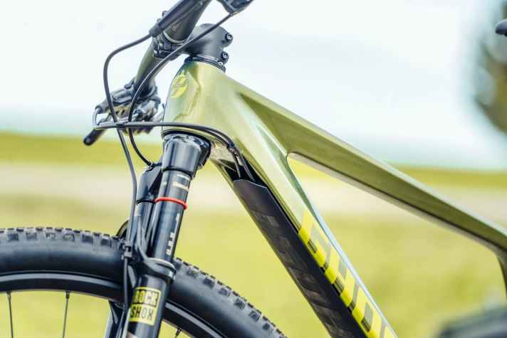 Die Züge verlaufen versteckt unter einer Abdeckung am Unterrohr. Das erleichtert die Wartung des Bikes.