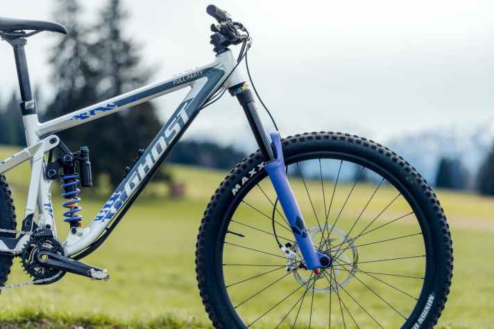   Der Lenkwinkel ist eine der wichtigsten Stellgrößen der MTB-Geometrie. Er beschreibt die Neigung der Gabel und liegt bei modernen Enduro-Bikes zwischen 63 und 65 Grad.