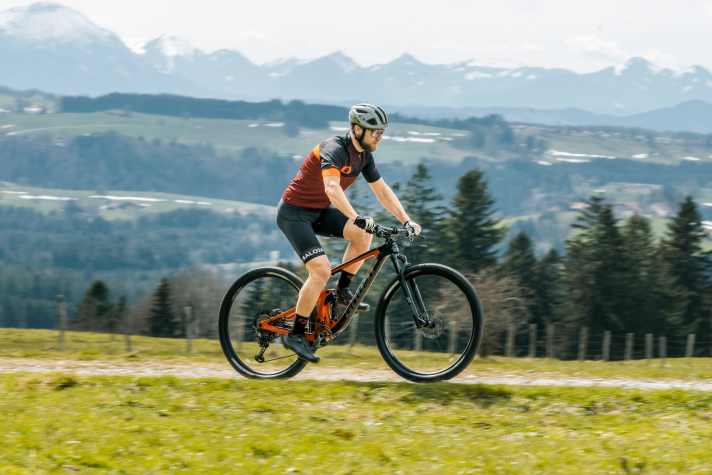   Geometrie-Tabellen bieten einen ersten Anhaltspunkt, wie  gestreckt oder aufrecht die Sitzposition auf dem Bike ausfällt.