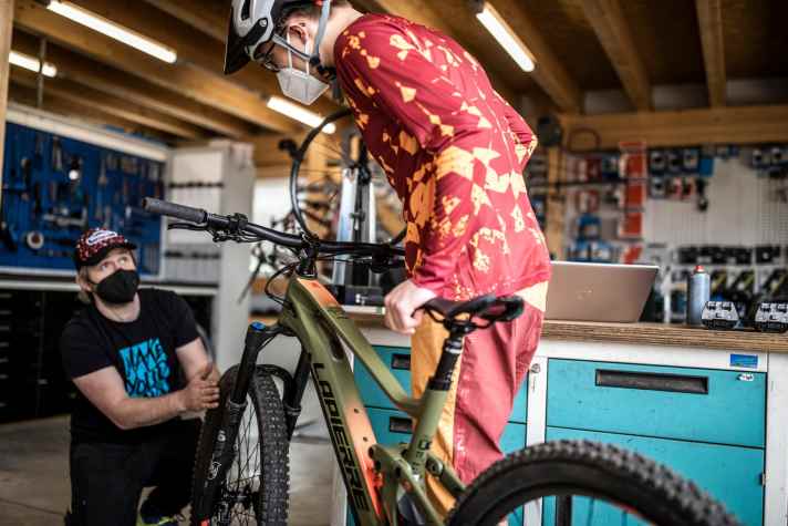 Defekte, Reparaturen, Kundendienst: Ein kompetenter Fachhändler kümmert sich auch nach dem Bike-Kauf um ihr Rad.