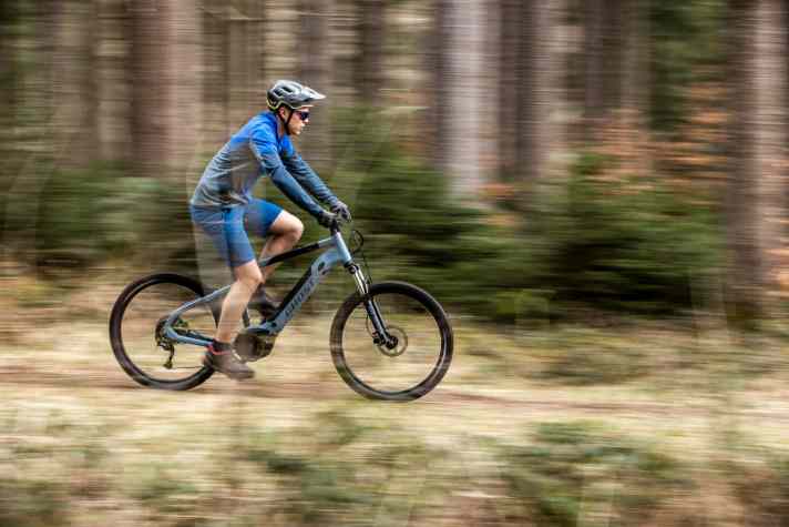 Leichte Waldpfade und Schotterpisten kann man mit E-MTB Hardtails fahren. Wenn es gröber wird, liegen vollgefederte E-Bikes klar im Vorteil.