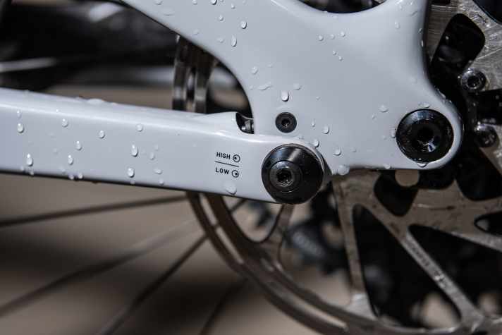   Speedsensor-Integration: Next Level! Der Geschwindigkeitssensor ist komplett im Ausfallende eingelassen. Das einzig sichtbare Teil ist eine kleine Schraube und das Kabel im Spalt zwischen Kettenstrebe und Ausfallende. So geht Integration.