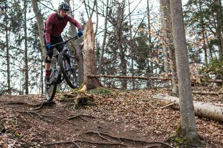   19,1 Kilo für ein 170-Millimeter-E-Enduro? Das Kenevo SL bleibt für ein E-MTB mit diesen Nehmerqualitäten handlich.