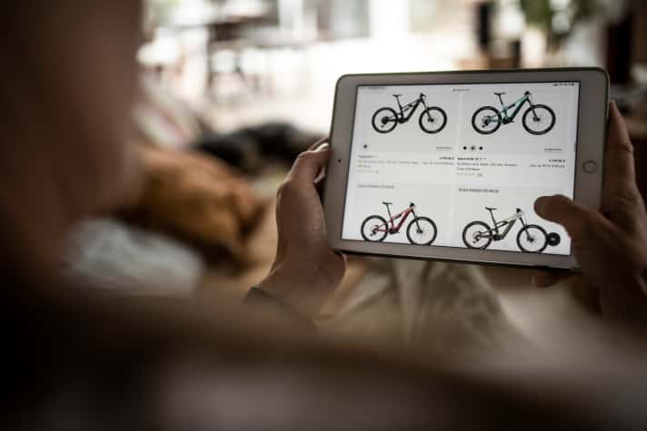 Versender-E-Mountainbikes bestellt man bequem online von der Couch aus.