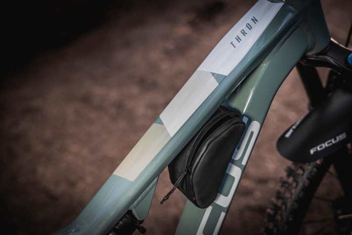   Die Rahmentasche für Mini-Tool, Reifenheber oder Proviant sitzt gut geschützt und formschön im Rahmen.