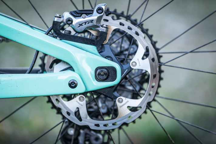   Rocky Mountain Instinct C90: Wenn man den Einsatz an der Achsaufnahme dreht, kann man die Kettenstrebenlänge um zehn Millimeter verändern. Dazu muss der Bremsadapter ebenfalls nur gedreht werden.