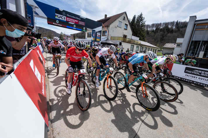   Voll Kraft voraus: Eine Startloop und sechs Runden musste das 150 Mann große Feld in Albstadt fahren.
