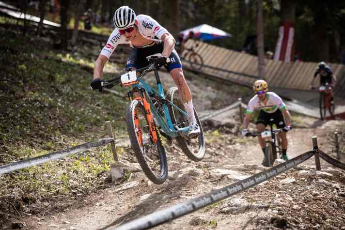   Mathieu van der Poel drückte früh aufs Gas. Seiner Attacke konnte nur Henrique Avancini folgen. Danach mussten beide jedoch für diese Tempoverschärfung Tribut zollen.