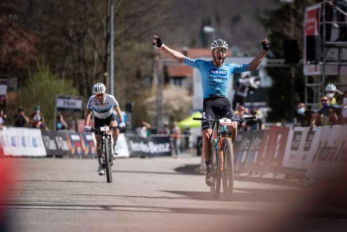 Victor Koretzky bei seinem MTB-Worldcup-Sieg 2021 in Albstadt vor Nino Schurter 