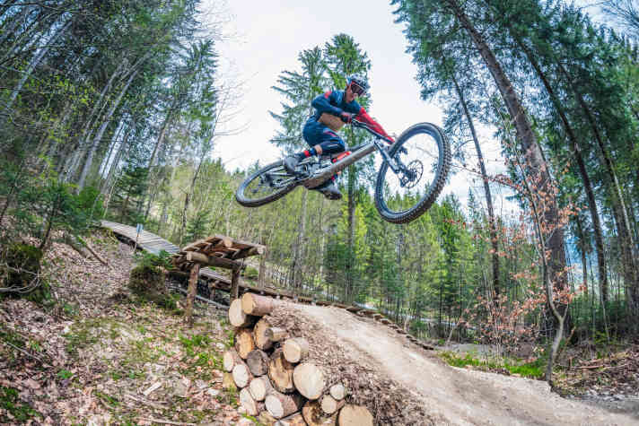   Catch me, if you can! Bergab ist das Kenevo SL die neue Referenz für E-Mountainbikes. Extrem schluckfreudig, fahrstabil, sicher und gut im Handling. Ein Freerider mit eingebautem Shuttle für viiiiiiel Spaß, wenn es runtergeht.