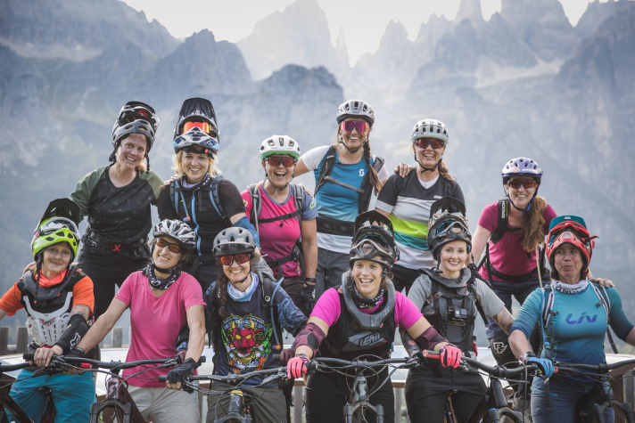 Glückliche Camp-Teilnehmerinnen vor der atemberaubenden Brenta-Kulisse. | e.