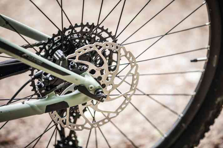   Unteres Limit: Die gruppenlosen Shimano-Vierkolbenbremsen am Giant Stance E+ 1 funktionieren anständig, auch wenn die Ergonomie besser sein könnte. Noch viel mehr sollte man aber nicht sparen. Sonst endet man schnell bei Seilzugbremsen, die mit hydraulischen Scheibenbremsen bestenfalls die Optik gemeinsam haben.