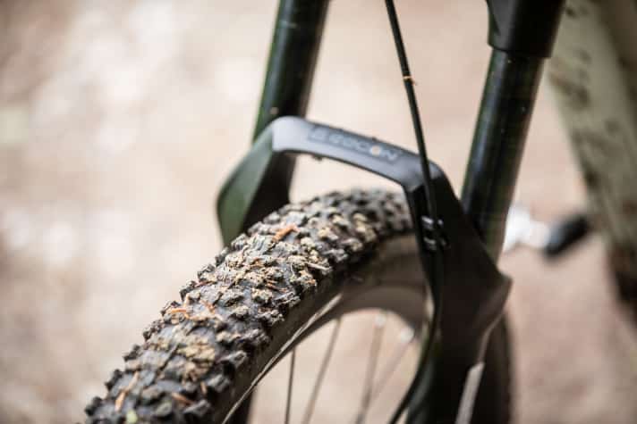   Judy und Recon heißen die Rockshox-Federgabeln der beiden Testbikes. Beide Gabeln sind geländetauglich, die Performance bewegt sich aber am unteren Limit. Mit etwas besseren Gabeln könnten die E-Bikes in der Abfahrt noch mehr. 