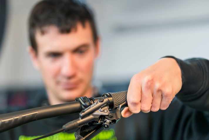 Keine Leistung und der Bremshebel lässt sich komplett durchziehen: Dann sollten Sie vor der nächsten MTB-Tour handeln.