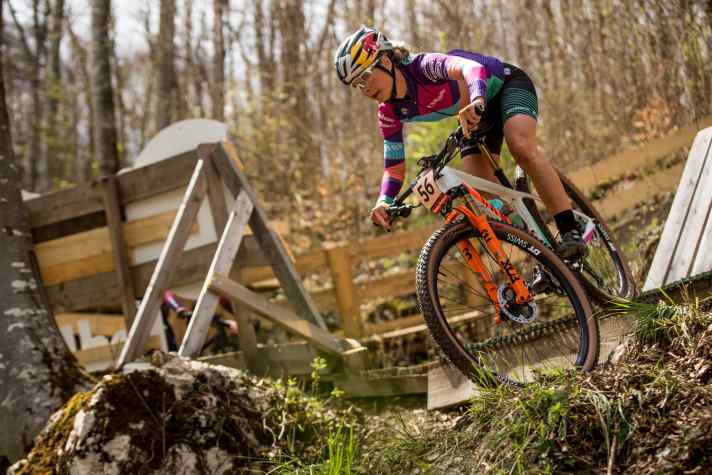   Bereits beim Worldcup-Auftakt im schwäbischen Albstadt waren Top-Fahrerinnen wie Emily Batty mit der leichten Fox-Variostütze unterwegs.