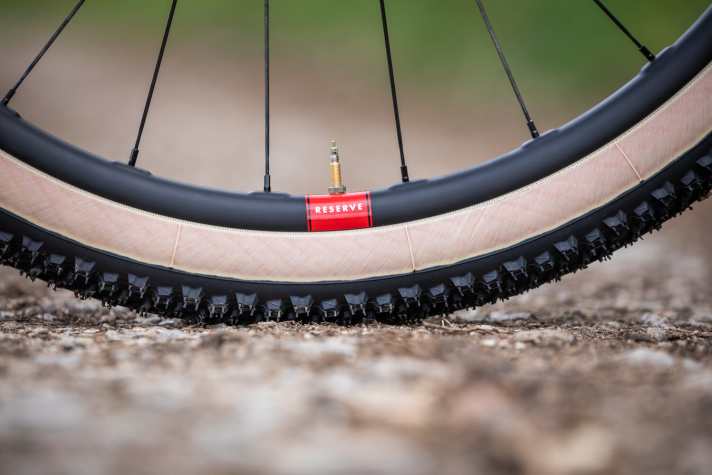   Optional bei allen Blur-Modellen: Die 28 Millimeter breiten Reserve XC Carbon-Laufräder von Santa Cruz.