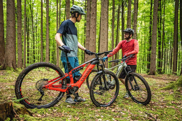   Wir haben die beiden E-MTBs von Canyon und Giant ausführlich auf dem Trail getestet.