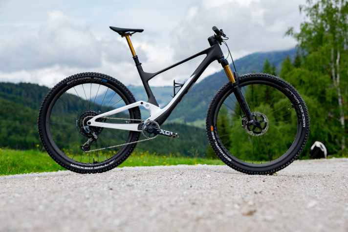   Wie in der Vergangenheit gibt es natürlich auch weiterhin ein Scott Spark ohne das Modellkürzel RC. Die Bikes der 900er-Serie haben den gleichen Rahmen wie das Scott Spark RC, unterscheiden sich in der Ausstattung aber deutlich. Mit einer Gabel mit 130 Millimeter Federweg, gröberen Reifen und stärkeren Bremsen sollen Trail- und Tourenfahrer angesprochen werden.