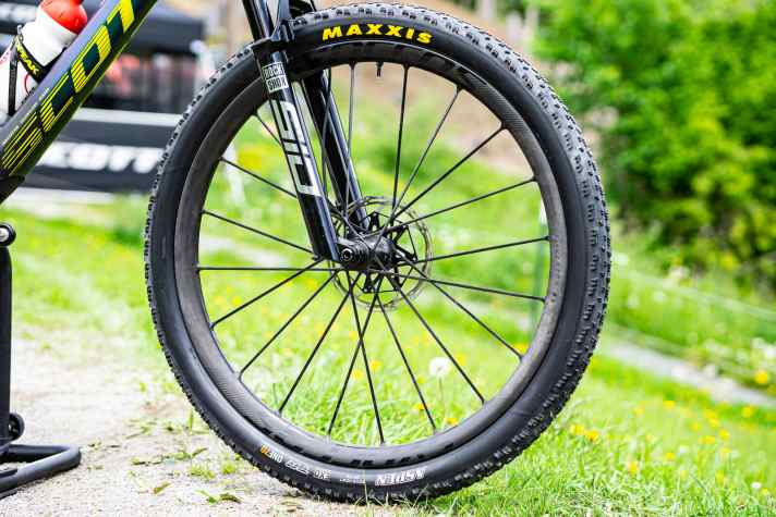   Wer, wenn nicht Schurter? Die Syncros Silverton SL-Laufräder zählen zu den exklusivsten MTB-Laufrädern am Markt. Das Geflecht aus Carbon-Naben, Carbon-Speichen und Carbon-Felgen wird miteinander verbacken und ist seit neuestem auch mit 30 Millimeter breiten Felgen erhältlich. Wer sich Schurters Laufradsatz kaufen will, muss weit über 3000 Euro hinblättern. Bei einem Crash-Test hatten wir ähnliche Syncros-Laufräder schon einmal zerstört, um deren Stabilität zu überprüfen. <a href="https://www.youtube.com/watch?v=M0IbYoalIVY" target="_blank" rel="noopener noreferrer nofollow">Das Video dazu gibt es hier.</a>