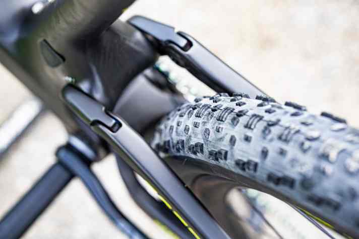   Dieses extrem flache Profil der 2,4er Maxxis-Aspen-Reifen gibt es nicht im Handel, sondern nur für ausgewählte Worldcup-Profis.