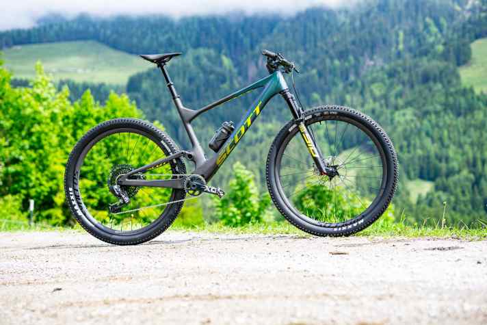   Das neue Scott Spark RC hat erstmals in der Geschichte serienmäßig 120 Millimeter Federweg an Gabel und Heck. Auch Nino Schurter wird im Worldcup ab sofort mit 120 Millimeter Federweg an den Start gehen.
