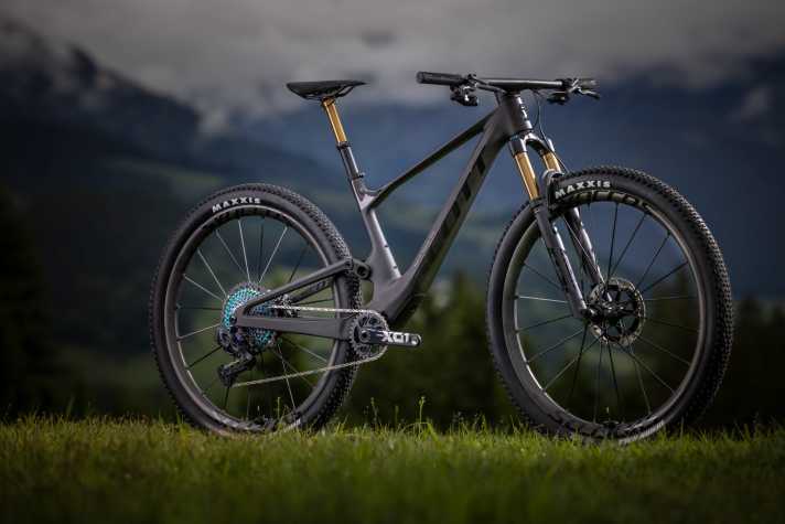   Mehr geht nicht! Am Spark RC SL EVO AXS sind am 1870 Gramm leichten HMX SL-Rahmen alle Teile verbaut, die leicht und teuer sind. Preis: 12999 Euro.