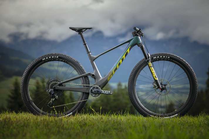   Der HMX-Rahmen mit 1999 Gramm bildet das Herzstück des Spark RC World Cup AXS, das Fahrwerk kommt von Rockshox, geschaltet wird mit einer kabellosen, elektronischen X01 Eagle AXS. Preis: 7999 Euro