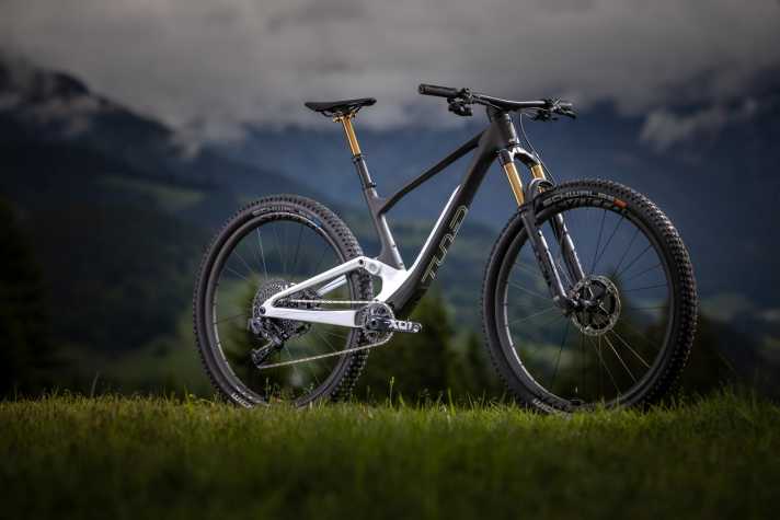   Das Spark 900 TUNED AXS kostet stolze 8999 Euro. Dafür bekommt man das Syncros Fraser iC SL-Cockpit, eine Fox 34 Factory-Gabel, den Fox Nude 5T Evol-Dämpfer im Factory-Trimm, Shimano XTR Vierkolben-Bremsen, Sram TyreWiz-Luftdrucksensoren und eine Sram X01 Eagle AXS-Schaltung.