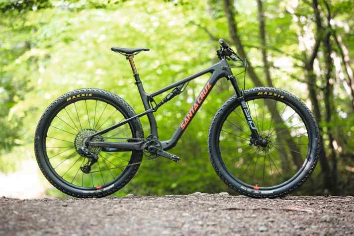   Das neue Santa Cruz Blur: Als Serien-Bike ist schon sehr nah dran an der Version, die der italienische Meister Luca Braidot über den Olympia-Kurs scheuchen wird. Wir haben es in <a href="https://www.delius-klasing.de/bike-08-2021-bik-2021-08" target="_blank" rel="noopener noreferrer">BIKE 8/2021</a>  getestet.
