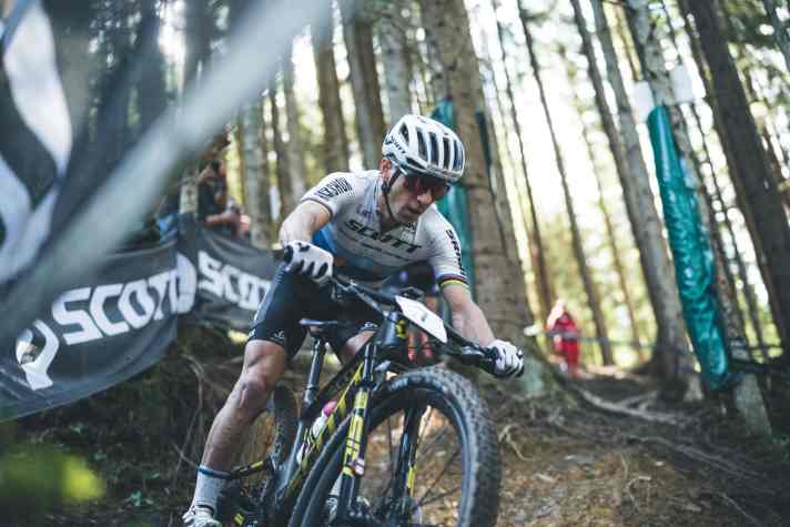   Kein Einstand nach Maß auf dem neuen Bike beim <a href="https://www.bike-magazin.de/mtb_news/events_rennen/rennbericht-xc-worldcup-leogang-2021" target="_blank" rel="noopener noreferrer nofollow">Leogang-Worldcup</a> : Nach einem verkorksten Short-Track-Rennen reichte es für Nino Schurter auch im XCO nur zu Platz zehn.