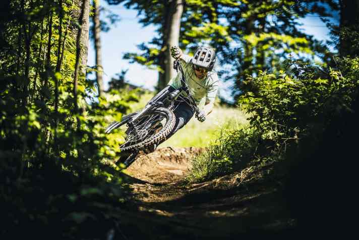   E-ENDUROS Hart im Nehmen: acht Abfahrtsspezialisten zwischen 5500 und 9000 Euro. Welche Kandidaten überzeugen auch im Allround-Einsatz?